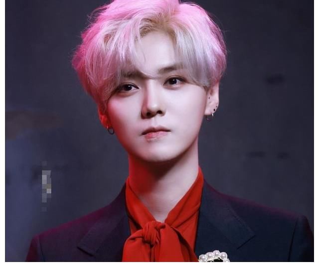 银发|鹿晗黑色西装出席活动,银发造型像漫画男主,状态保养得太好