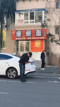 |搞笑GIF：第一次在海边享受日光浴 感觉还挺不错的