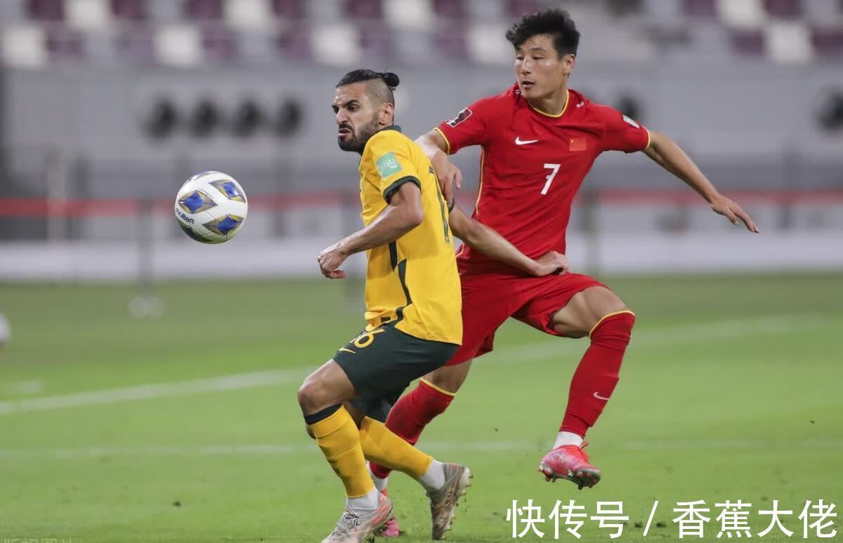 国足|独赞1人+主动找归化交流!李铁现可喜变化,博主:中澳战国足有戏