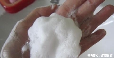 柠檬汁|抿紧下巴后突起的“白疙瘩”,千万要注意,这是螨虫的真身吗?