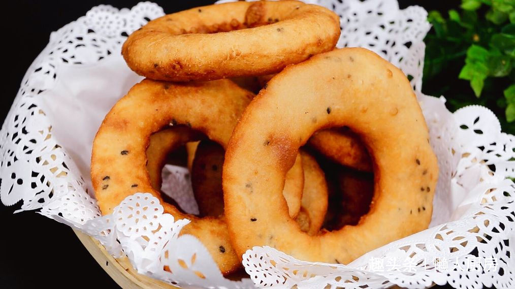不用面粉，教你用这种粉做炸米圈，口感完全不一样，外脆里软