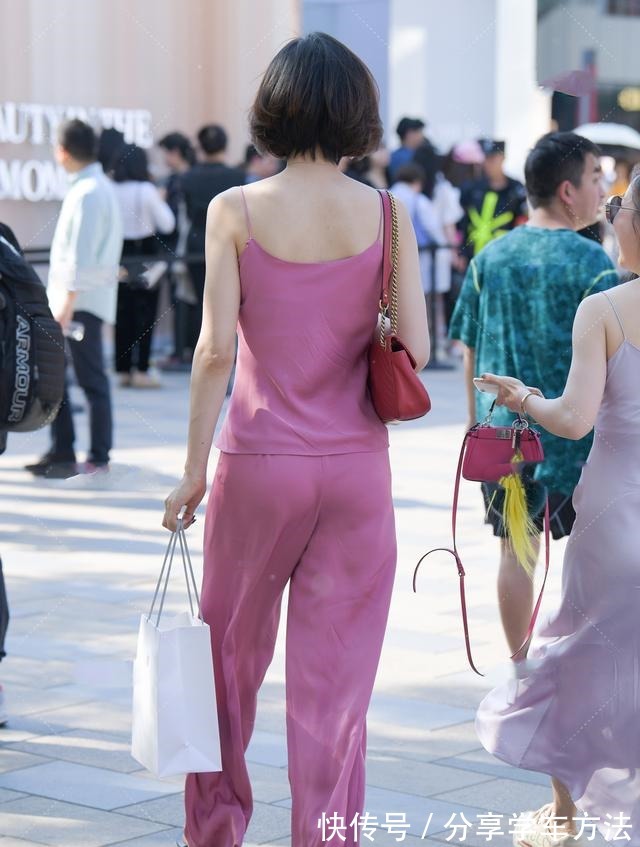 面料 玫红色丝质套装,简单大方,清爽自在的轻奢居家风穿搭!