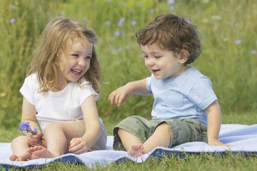 带娃爬山突遇下雨,“袋鼠奶爸”火了,宝宝:我是谁?我在哪?