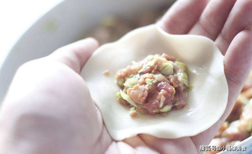 ?调制饺子馅有诀窍,搅拌时多加“这3味料”,保证饺子味美多汁