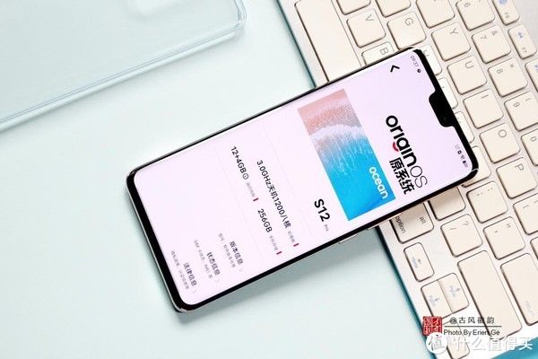 刘海屏|古风玩数码 篇一百五十六：vivo S12 Pro暖金配色开箱图赏，曲面屏设计，手感舒适颜值高