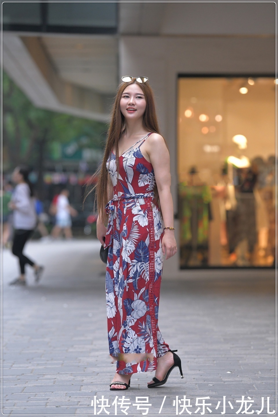 花纹收腰吊带裙,搭配披肩的秀发,彰显出与众不同的美