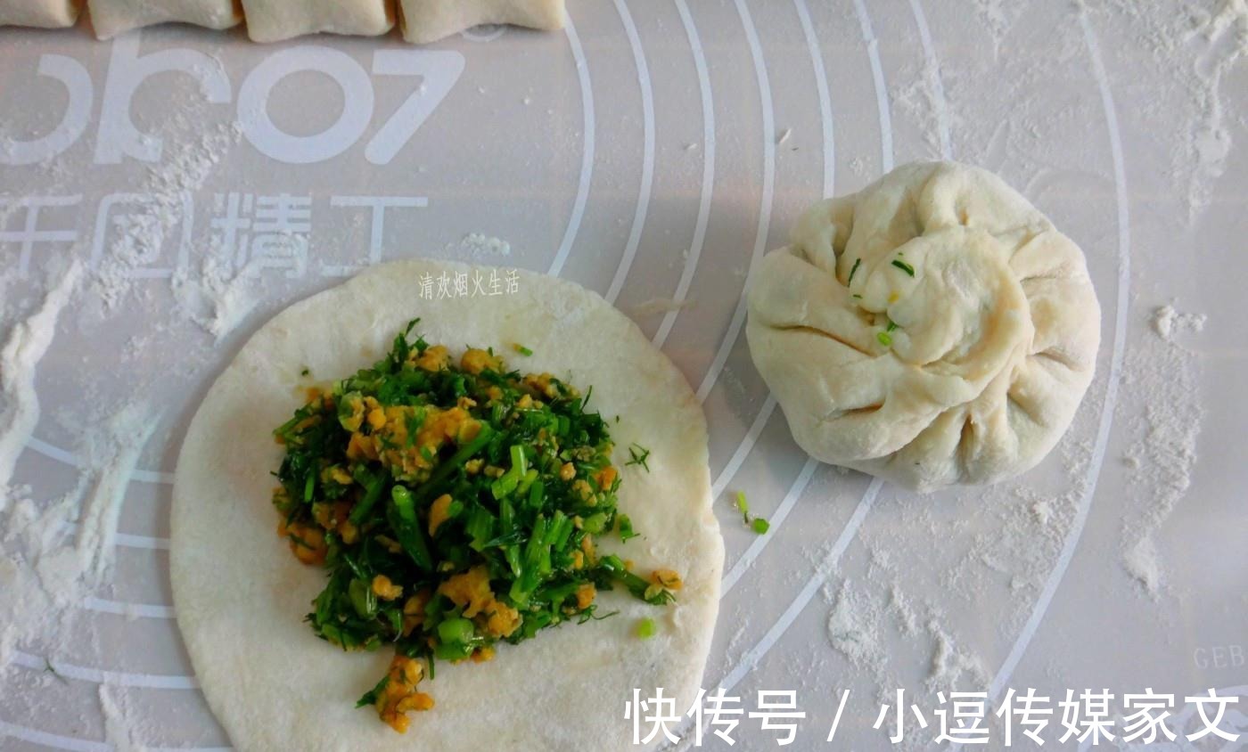 面团|用它做素馅饼特别香,做法不难,皮薄馅多,饼松软,全家都喜欢吃