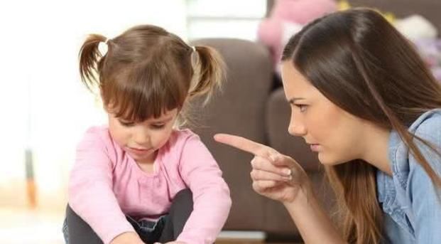 哭闹|当孩子扯着嗓子哭闹时,有一种看似无害的处理方式,实则伤娃最深