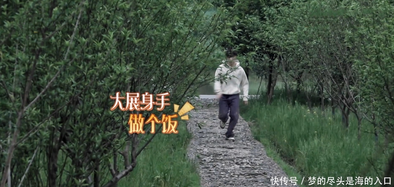 张艺兴 张艺兴抢着做饭又不会生火,搞砸黄磊做好的菜,自责说压力好大