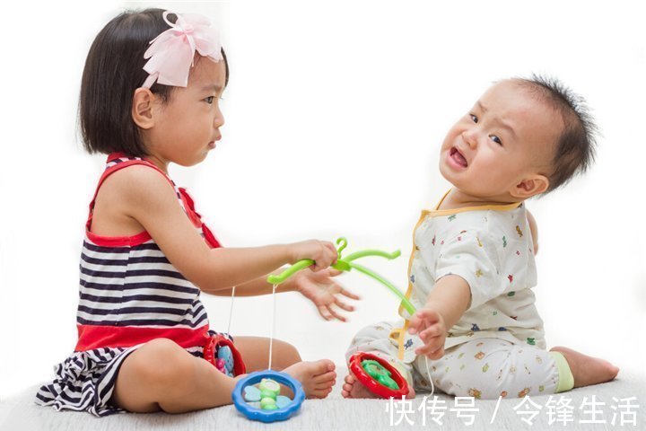 孩子|母女俩在服务区吃饭,被路人拍下传到网上,网友:为孩子未来担心