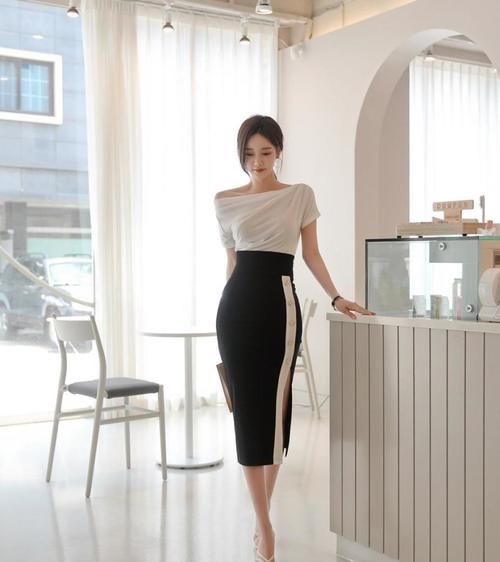 美女穿搭:奶白柔纱丝滑高雅贵气抹肩裙,散发迷人的韵味啊