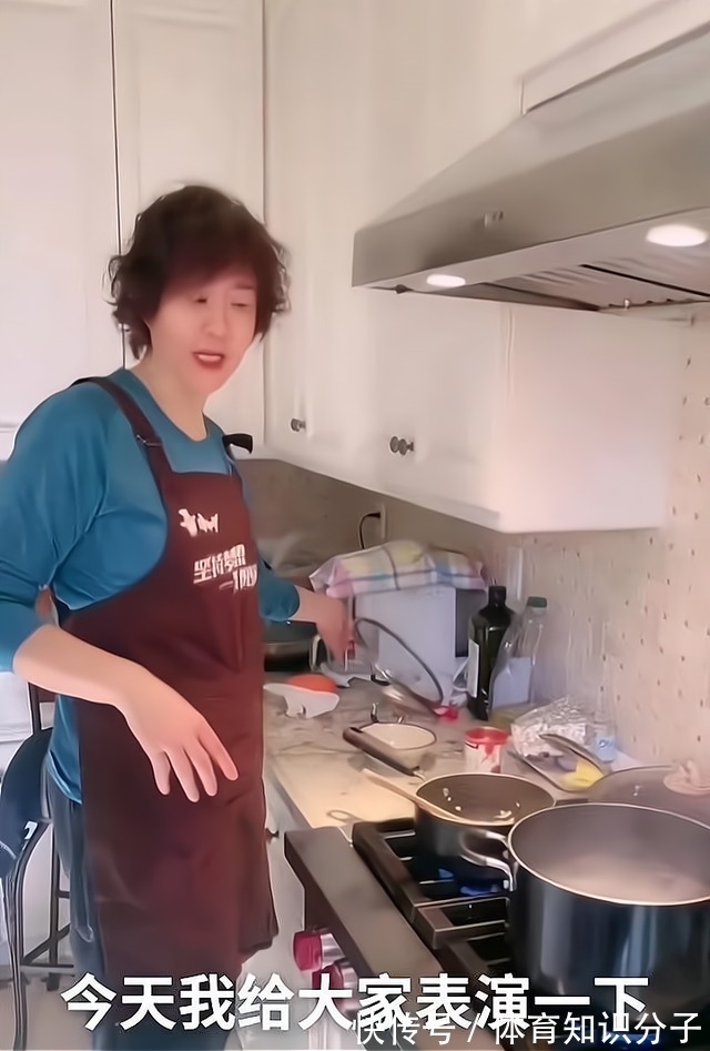 中国排协|越活越年轻!女排主帅郎平退休后颐养天年,时髦发型漂亮项链抢眼
