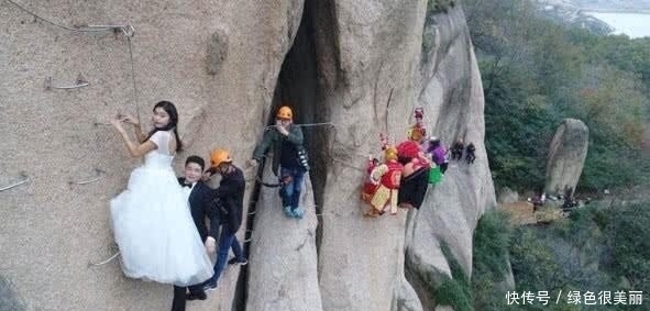情侣|情侣为拍创意婚纱照,冒险来到悬崖边,结果还真拍出了一部西游记