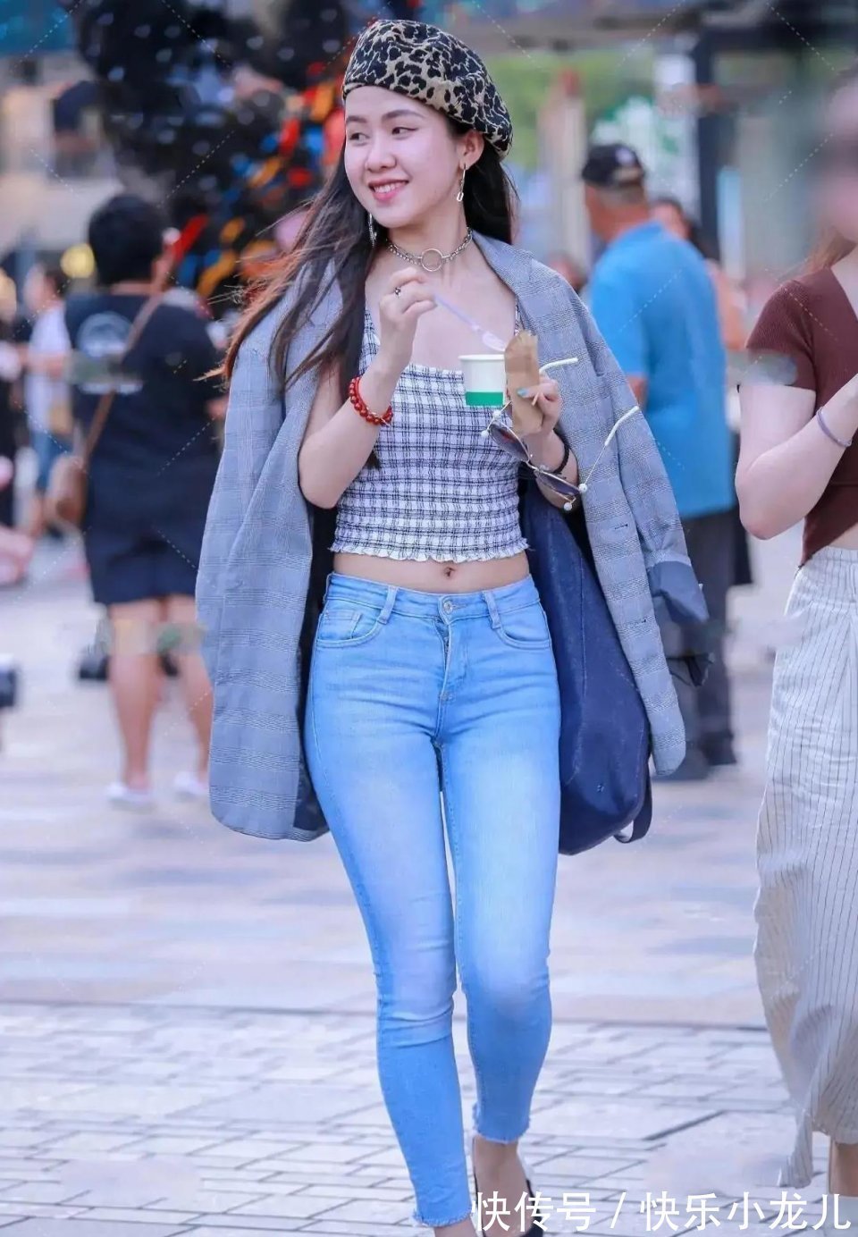 因循|牛仔裤虽然没有以前那么流行了,但是会搭配的小姐姐穿上还是很好看的