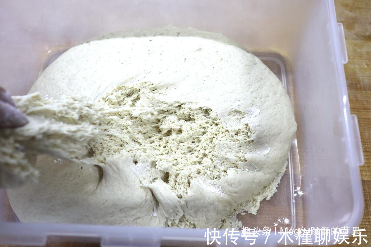 面团|三个萝卜一盆面，蒸出的大包子比肉香，越吃越香！