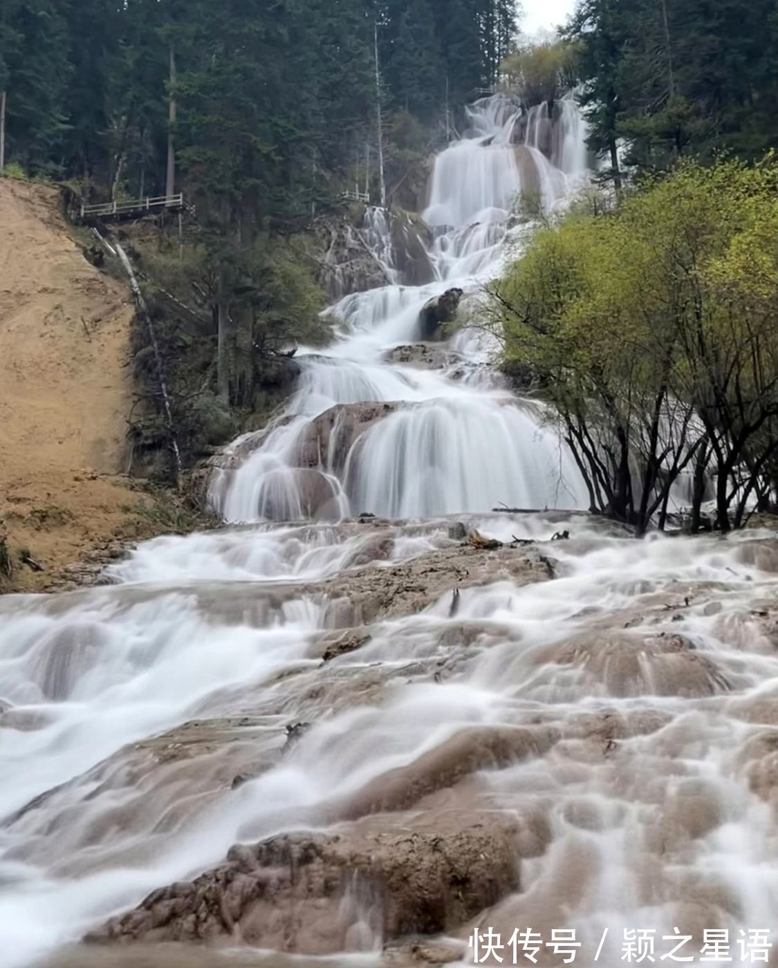 丹云峡|四川有个旅游线路的机场，乘客是游览九寨沟、黄龙沟的游客