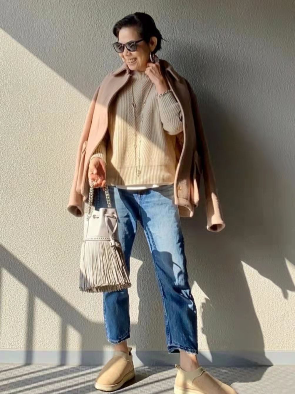 臃肿感 这才是奔六女人该有的冬季打扮，不显老不扮嫩，1米53也能很大气