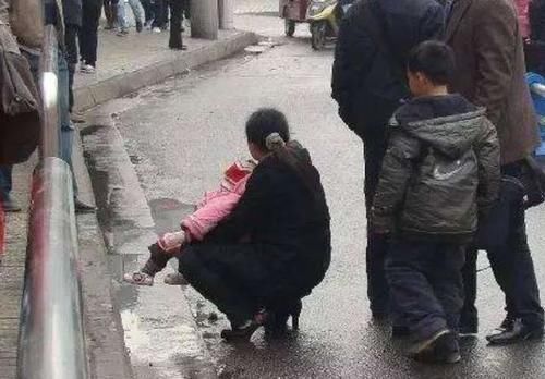 伤害|“新型把尿”正在伤害孩子,父母别只图省钱省事,这件事别再做了