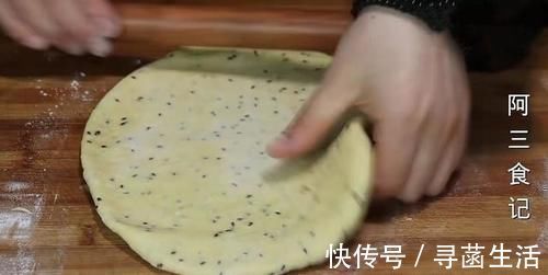 面粉里加4个鸡蛋,教你新做法,我家一周吃3次,上桌就抢光
