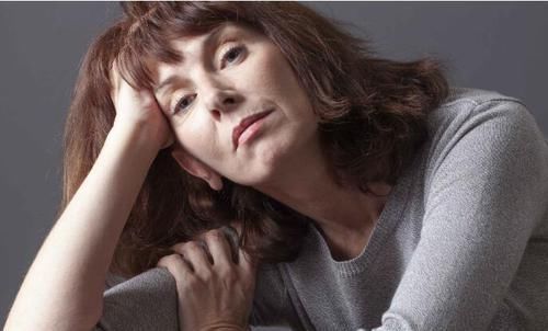 绝经|女性到了45岁,若上半身发生4种变化,很遗憾,衰老正在加速!