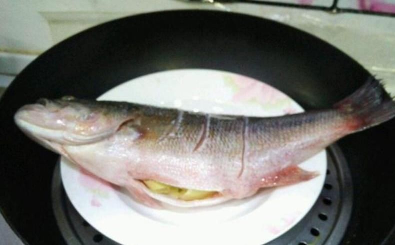 清蒸鱼最“忌讳”这种调味品,10人做9人错,难怪鱼肉又老又柴