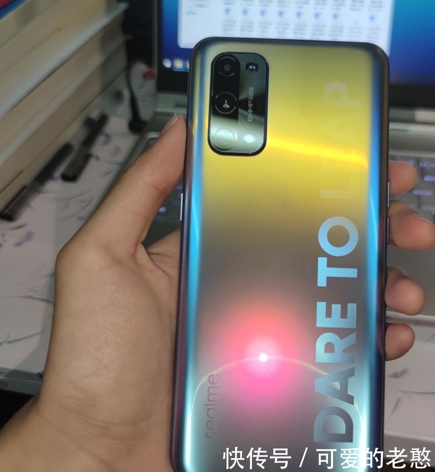 S10|华为Mate40Pro秘银版配色大热,但却撞脸三星S10,被质疑抄袭