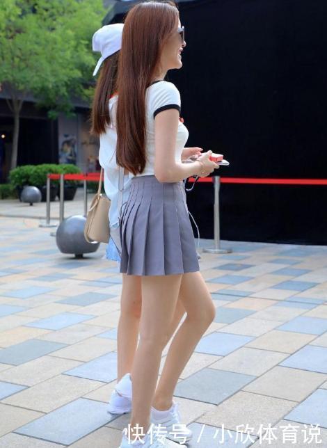 浅蓝色|白色短款T恤衫搭配浅蓝色百褶裙,清纯迷人,少女范十足