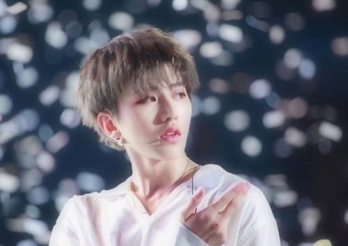 梦寐以求|有种“自信”叫做蔡徐坤,素颜照放大3倍后,这才是男人梦寐以求的脸