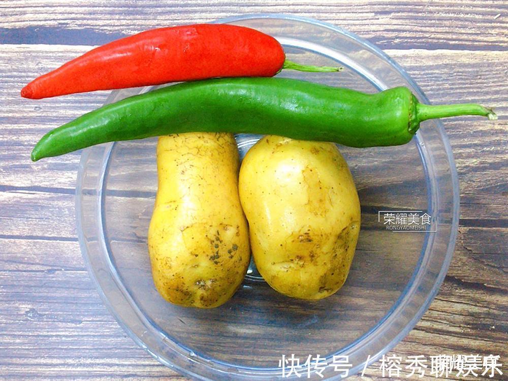 步骤|炒土豆丝时，有的人在第一步就做错了，多加一个步骤，爽脆不发黑