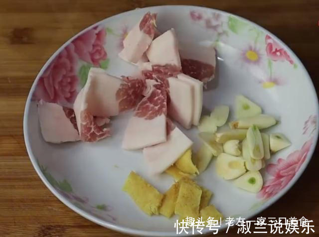 手撕包菜很多人做错了,厨师长教我的技巧,比吃肉还香,超下饭
