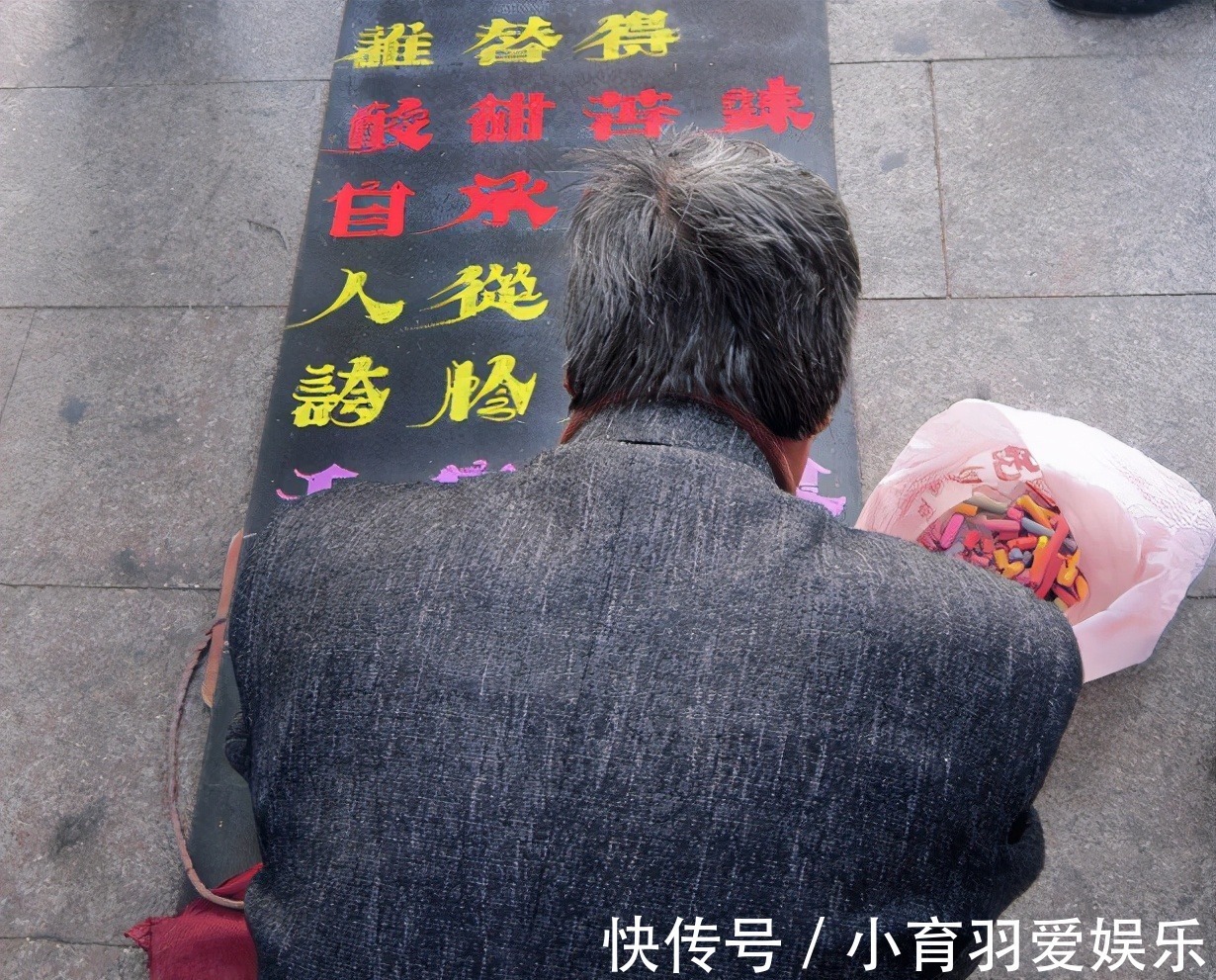 腰间盘突出&街头乞丐苦练10年粉笔字,方正字库上门求购,从此改变人生命运