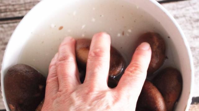 清水洗香菇,和没洗一样,教您一招,脏东西和小虫子自动溜走