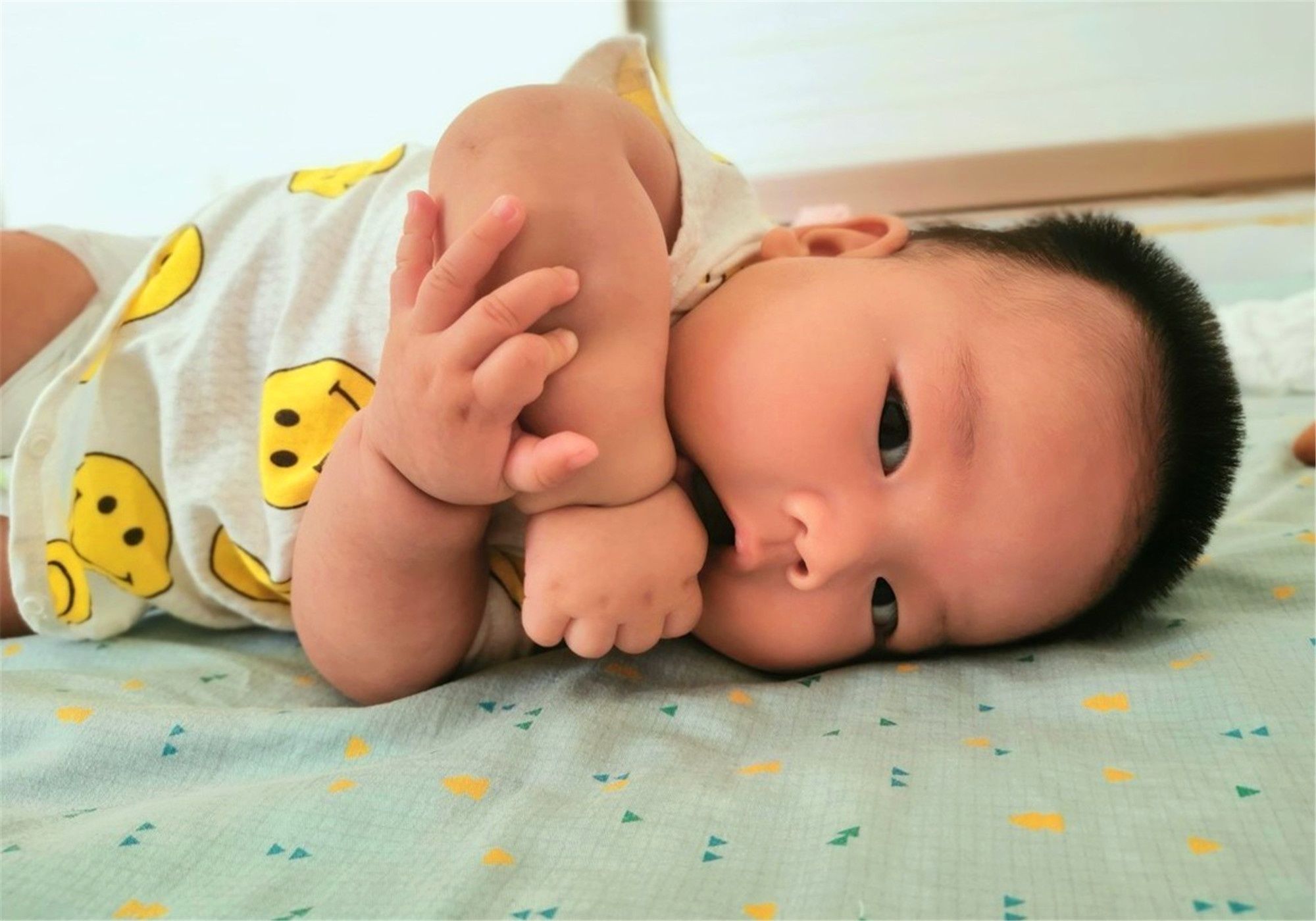 婴儿|“我家宝贝玩累自己睡”,朋友闻言发现端倪,检查后妈妈后悔不已