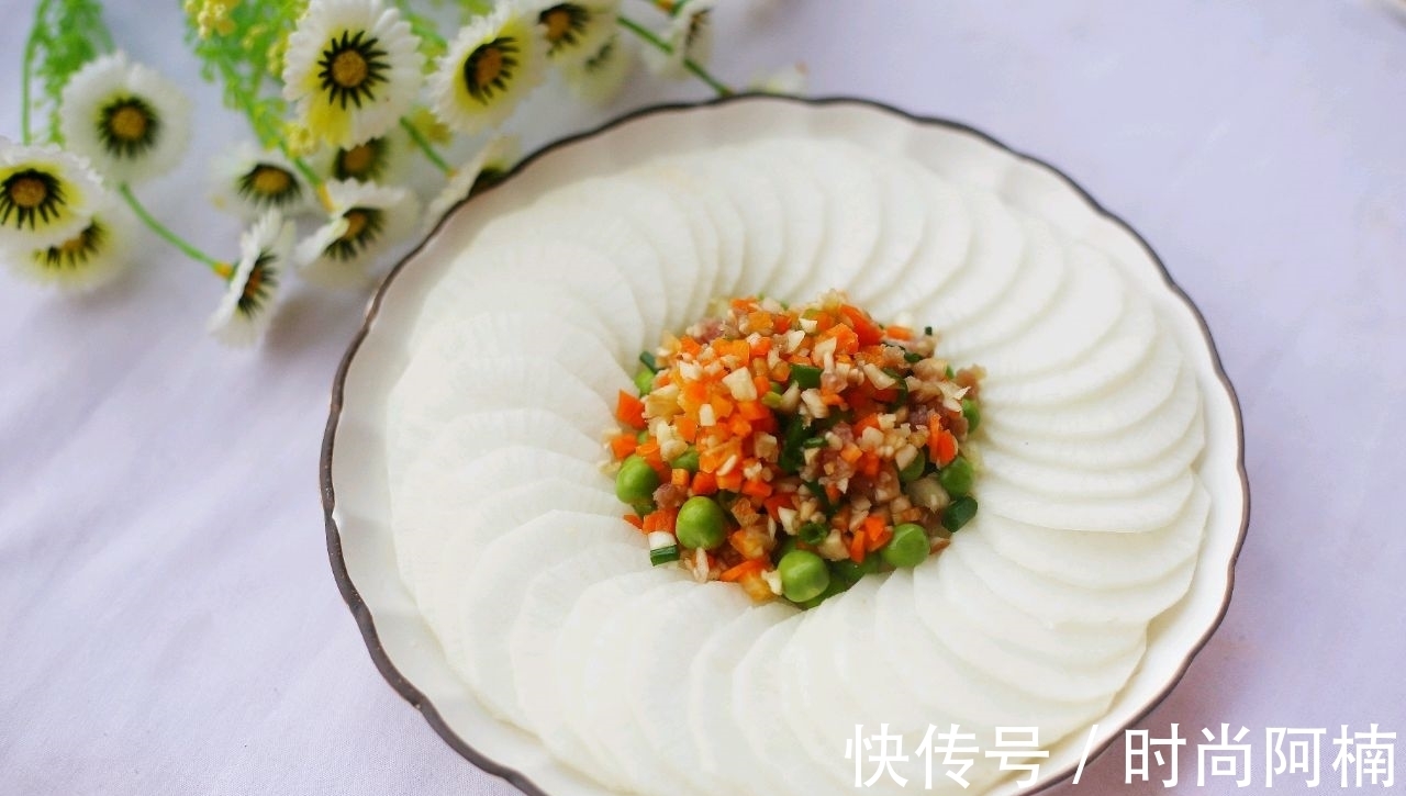 家人|萝卜别总炖了，用剁椒蒸一蒸，香辣可口还下饭，家人都爱吃