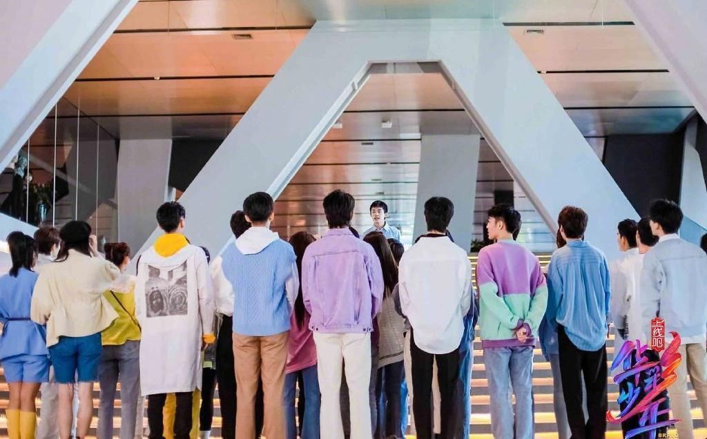 “华彩少年”官宣首位导师,并不是王一博,看清是谁后,多少有些失望