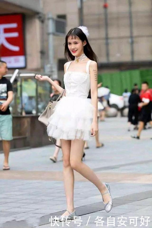 开衫|街拍蓝黄色的格子裙外搭休闲开衫简洁靓丽