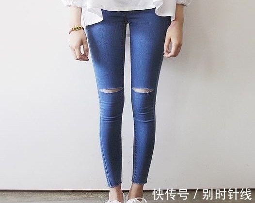 版型 优雅的美女搭配紧身牛仔裤,展现出成熟的韵味!