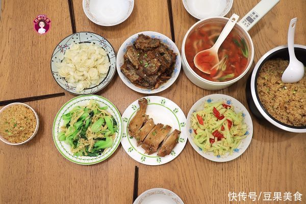 菜花|#助力高考营养餐# 高考晚餐5菜1汤真不赖，鸡腿焖饭香喷