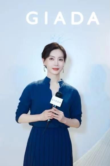 内藏意大利许愿池 奢侈品店走起概念风 演员陈数现身观秀