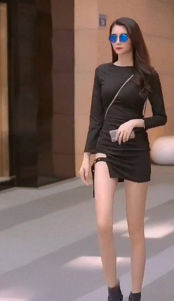 可咸 黑色包臀裙+肉色丝袜,让你在逛街中也可以气场全开,这气质太飒