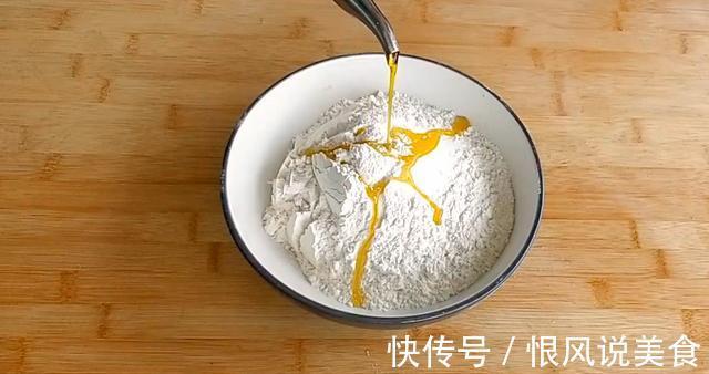 农村妈妈教你葱油饼最简单的做法,香酥好吃,咬一口满嘴香