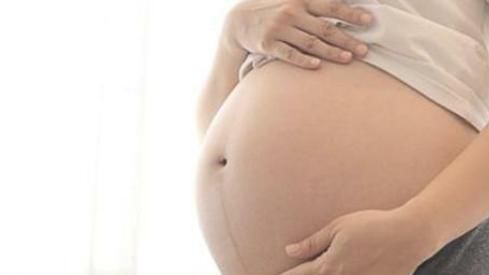 怀孕四个月发现胎儿畸形，医生闻到孕妈身上的味道，就明白了问题
