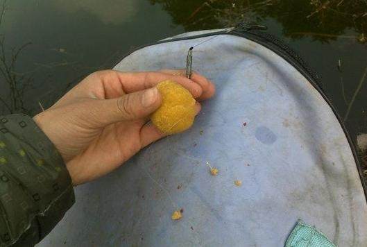 钓友|还在傻傻用蚯蚓钓鱼老钓友鱼钩上挂点“土”饵,大鱼一条接一条