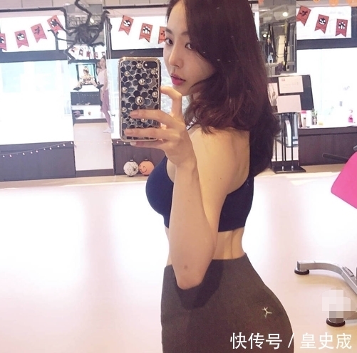 舒适|街拍:丰盈有韵味的美女娉婷婀娜,穿上打底裤性感曲线动人心弦