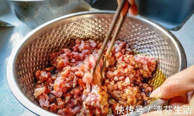 不管调什么饺子馅，这4种调料一定要加，饺子更香更好吃