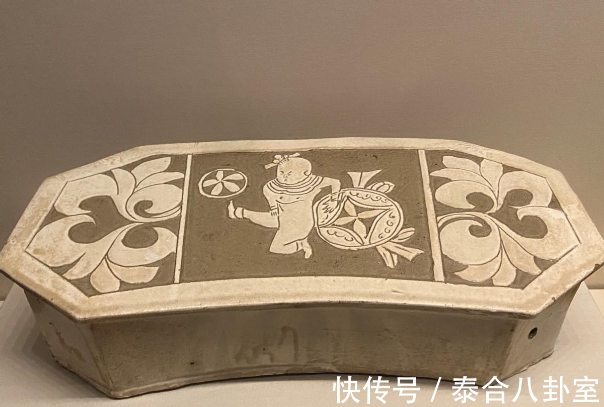 津窑|国博：类似的瓷枕做对比，外行也能分出河津窑和磁州窑
