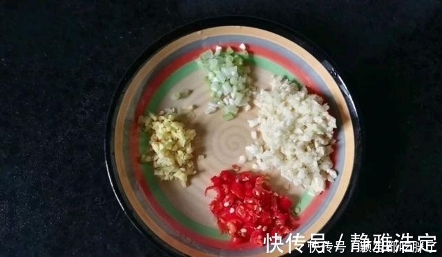 蒜蓉粉丝蒸生蚝,只要跟着步骤一点点做,蒸出来的比饭店还香