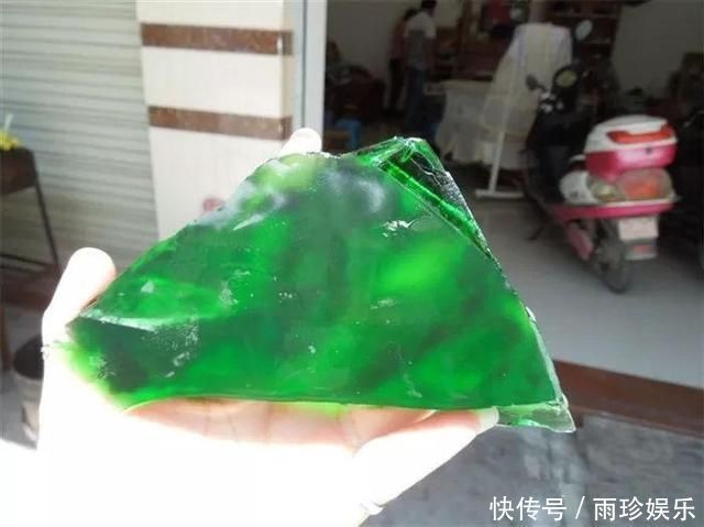 花1800元网购一块上亿的玻璃种帝王绿,刀开切后,我笑的合不住嘴