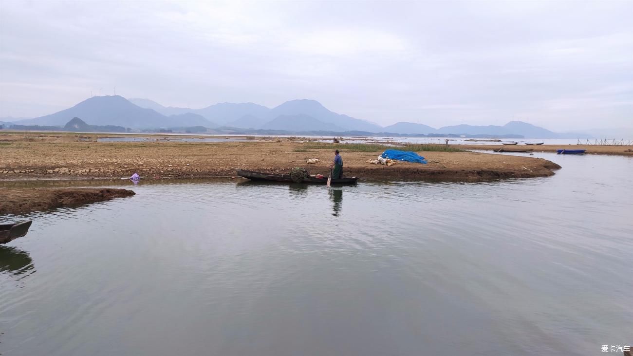 自驾|自驾湖边的草原