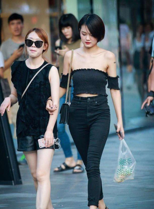 街拍：穿搭这么时尚的一位美女，无论身材长相都是一流，非常吸睛